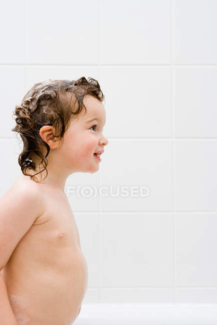 Nudo piccolo bambino sotto la doccia — Foto stock