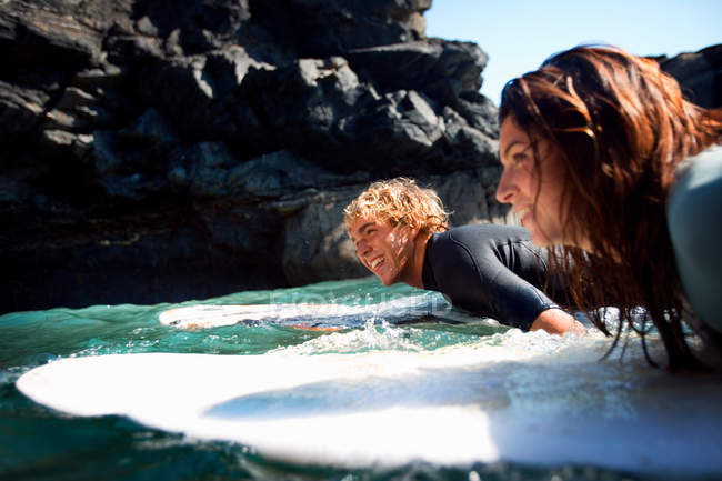 Coppia sdraiata su tavole da surf — Foto stock