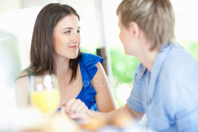 Smiling lesbian couple holding hands — Stock Photo