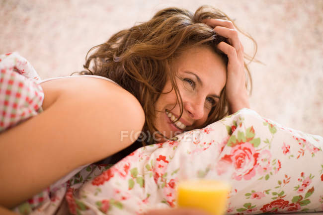 Retrato de feliz mulher na cama — Fotografia de Stock