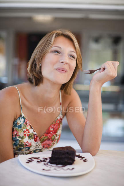 Woman eating dessert at cafe — Stock Photo