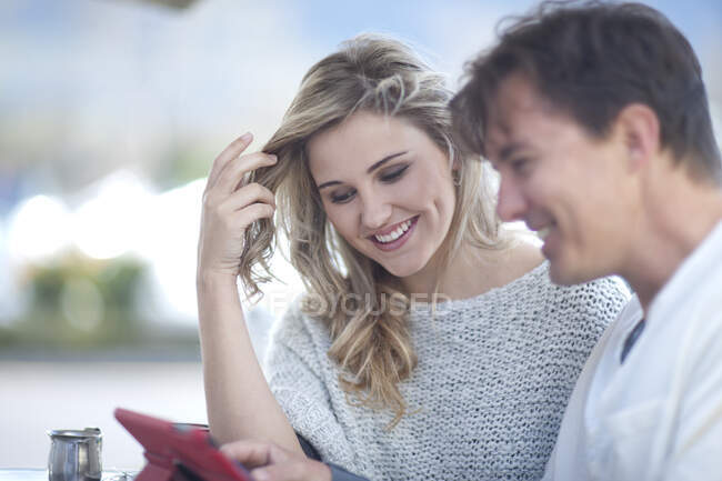 Paar schaut auf digitales Tablet — Stockfoto