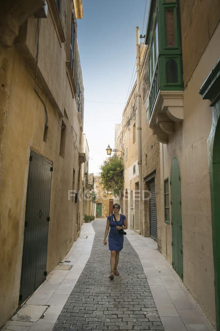 Female tourist walking, Victoria, Gozo, Malta — Stock Photo