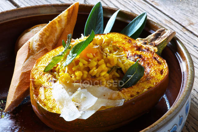 Assiette de citrouille farcie risotto — Photo de stock