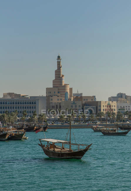 Barche in acqua e Qatar Moschea Centro Culturale Islamico, Doha, Qatar — Foto stock