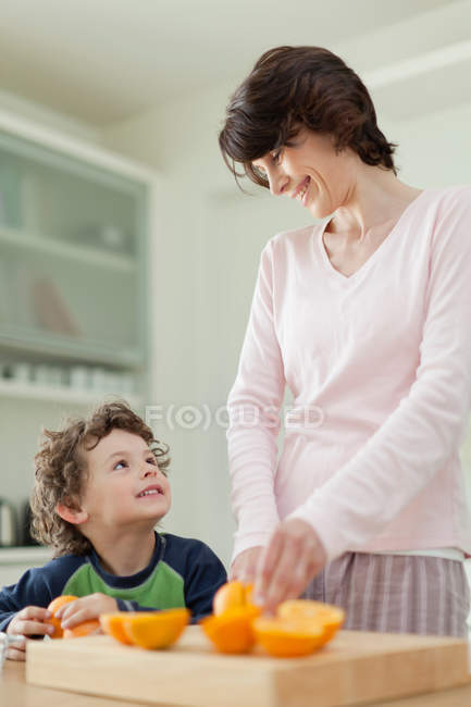 Madre e hijo desayunando - foto de stock
