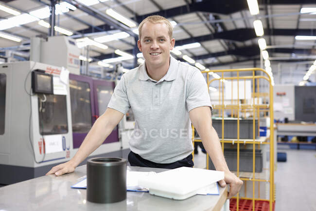 Porträt eines Ingenieurs in einer Maschinenfabrik — Stockfoto