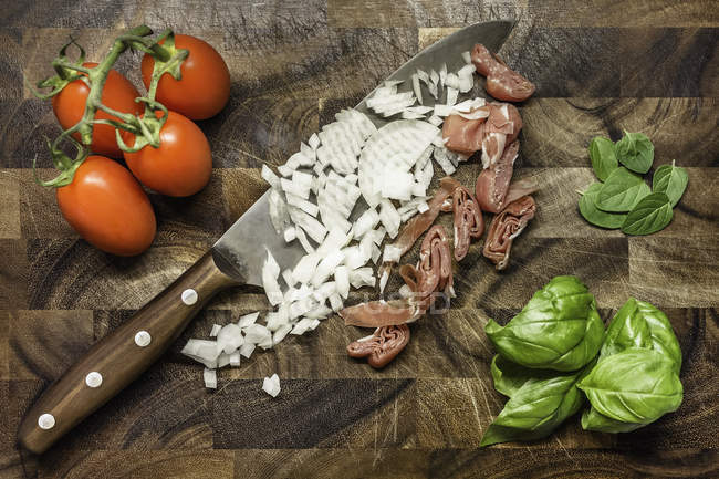 Gehackte Zwiebel und Schinken mit Tomaten und Kräutern — Stockfoto