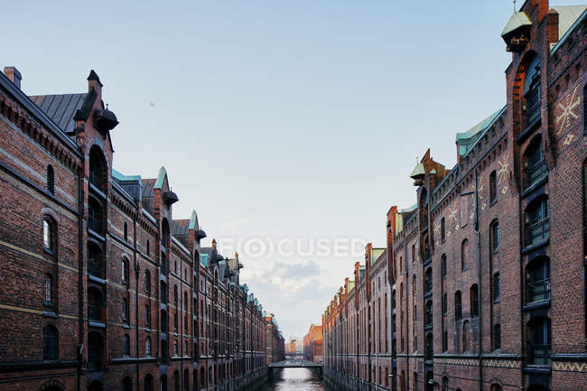 Canal d'eau entouré de bâtiments résidentiels — Photo de stock