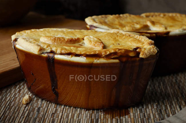 Close up of dishes with fresh baked pie — Stock Photo