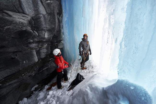 Casal em escalada de gelo nas cavernas, Saas Fee, Suíça — Fotografia de Stock