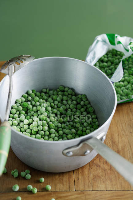 Pot of frozen peas — Stock Photo