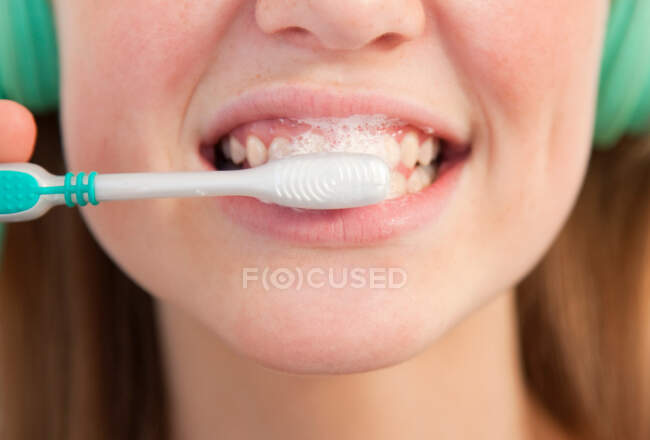 Close up di ragazza lavarsi i denti — Foto stock