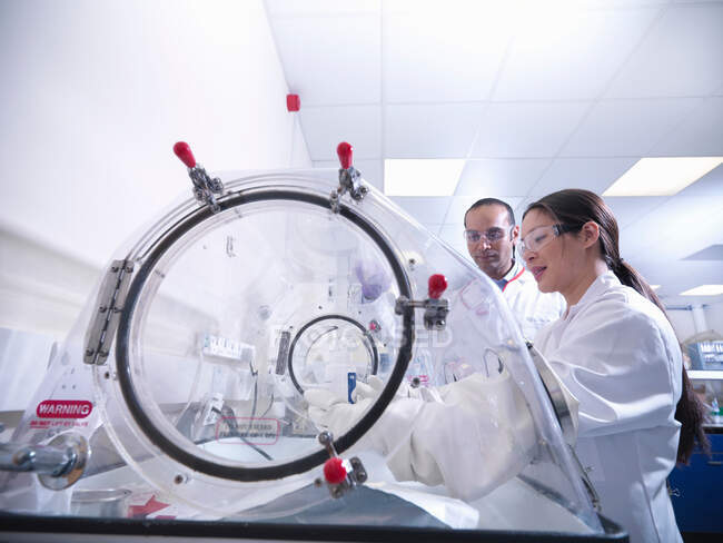 Scientists in laboratory with analytical scientific equipment — Stock Photo