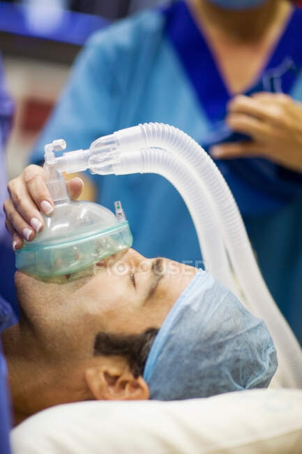 Infermiera che somministra gas anestetico al paziente — Foto stock