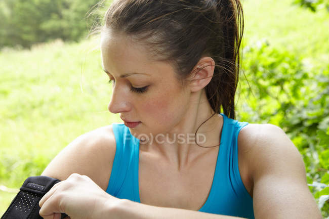 Retrato de Runner ajustando el brazalete - foto de stock