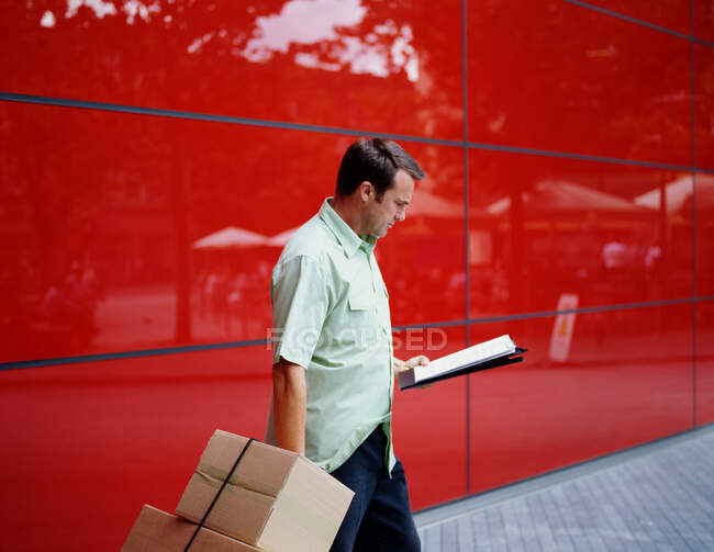 A courier delivers parcels — Stock Photo
