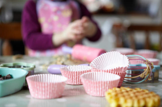 Primo piano di involucri di cupcake sul tavolo in cucina — Foto stock