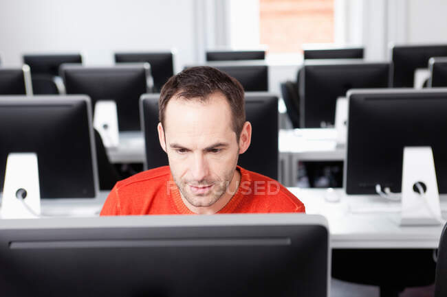 Чоловік сидить у терміналі в лекційній залі — стокове фото