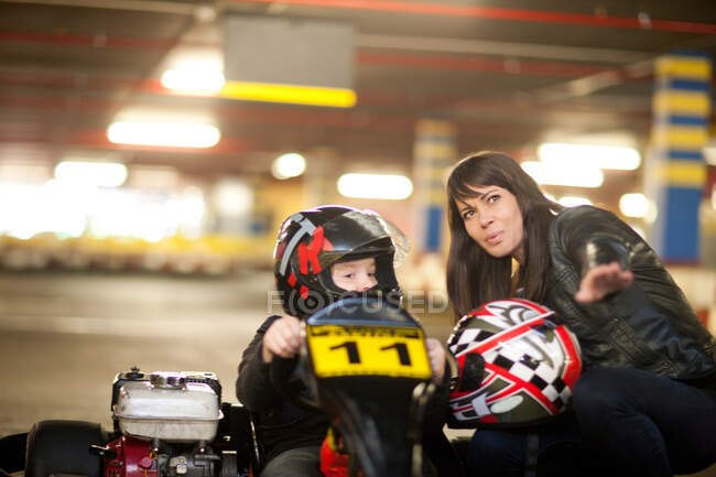 Madre e figlio in pista go kart — Foto stock