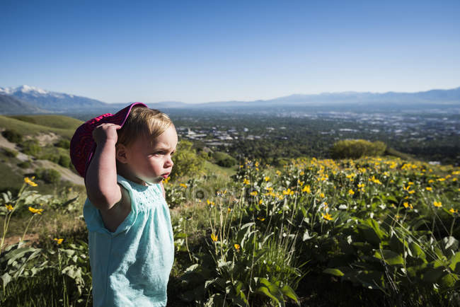 Молодая девушка в поле, Bonneville Shoreline Trail in the Wasatch Foothills above Salt Lake City, Utah, USA — стоковое фото