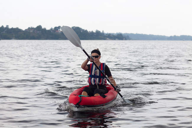 Femme kayak sur le lac calme — Photo de stock