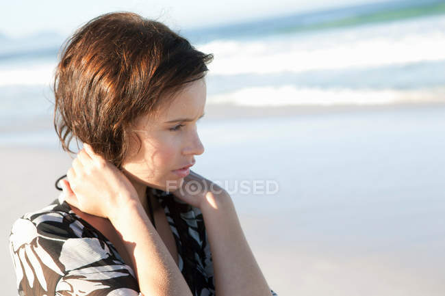 Retrato de menina olhando para o mar — Fotografia de Stock