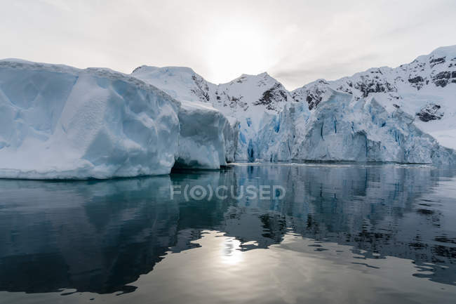 Nuages bas au-dessus des icebergs au chenal Lemaire, Antarctique — Photo de stock