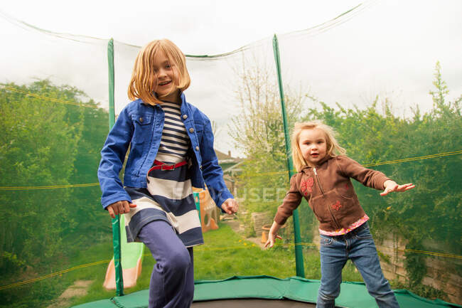 Meninas jogando no trampolim — Fotografia de Stock
