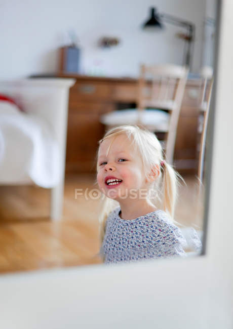 Sorridente ragazza a piedi in camera da letto — Foto stock