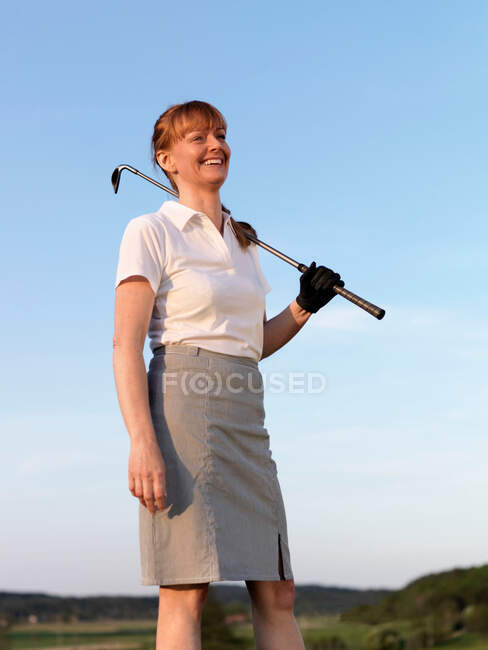 Mulher no golfe tee — Fotografia de Stock