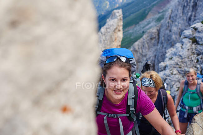 Група жінок, які піднімаються на гору посміхаючись, Австрія. — стокове фото