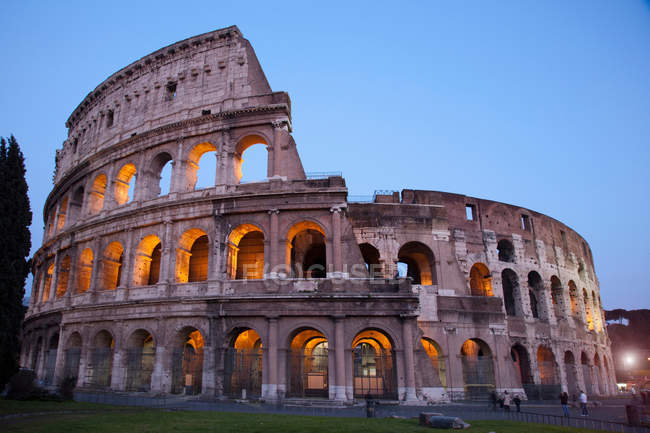 Colosseo a Roma con cielo serale chiaro sullo sfondo, iTaly — Foto stock