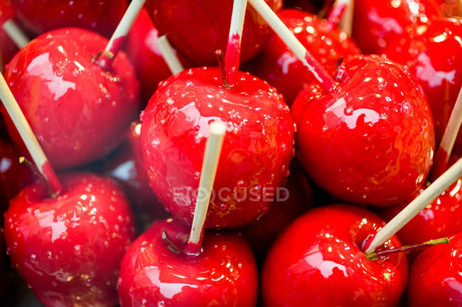 Rote leckere leuchtende Bonbonäpfel — Stockfoto