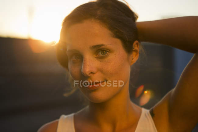 Portrait de jeune femme tenant ses cheveux en arrière — Photo de stock