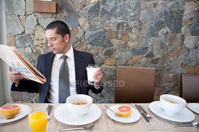 Empresario desayunando en casa - foto de stock
