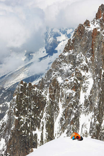 Menschen zelten in den Bergen, Chamonix, Frankreich — Stockfoto