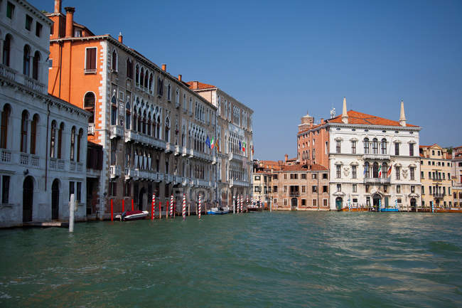 Украшенные здания на Венецианском канале днем, Италия — стоковое фото