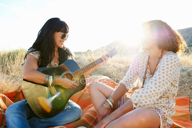 Donne che suonano la chitarra in erba — Foto stock