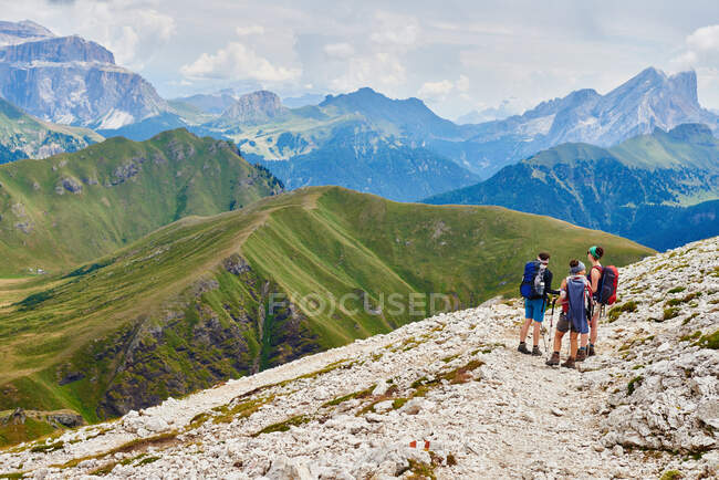 Vista panorámica de los excursionistas en la ladera rocosa de la montaña, Austria - foto de stock