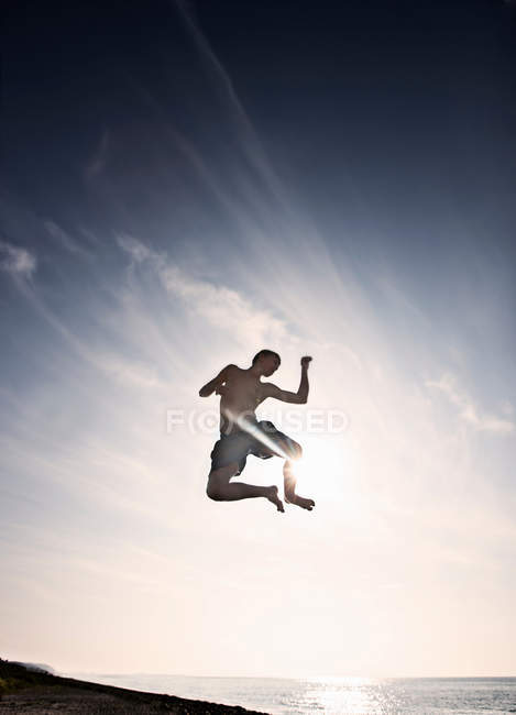 Adolescent garçon posant dans mi-air — Photo de stock