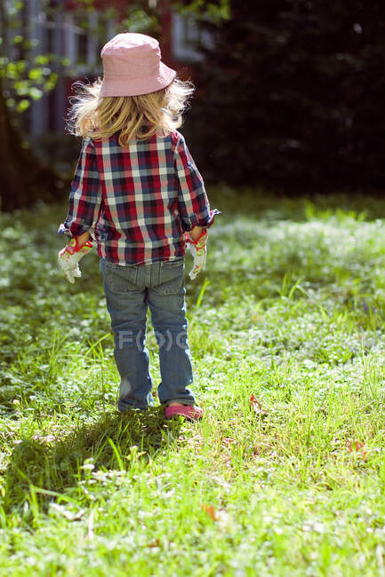 Girl walking in backyard — Stock Photo