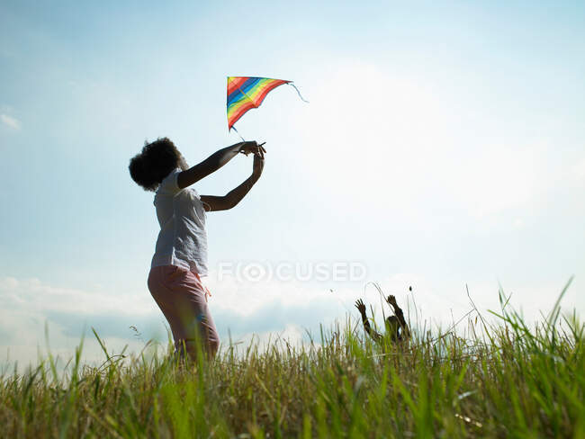 Enfants jouant avec cerf-volant dans le champ — Photo de stock
