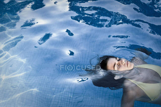 Adolescente en una piscina - foto de stock