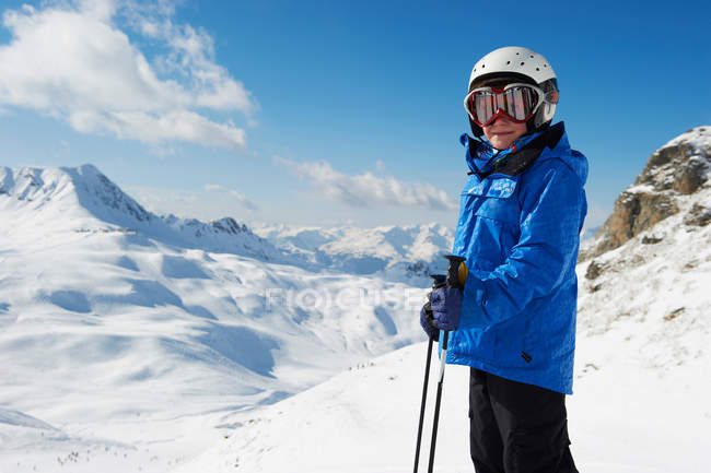 Menino em esquis no topo da montanha nevado — Fotografia de Stock