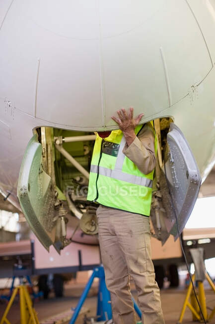 Flugzeugarbeiter überprüfen Flugzeug — Stockfoto