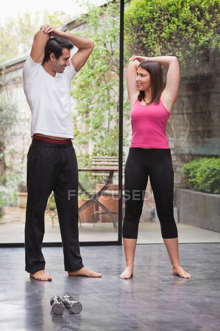 Couple s'étirant avant l'exercice — Photo de stock