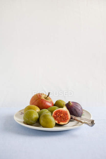 Placa de fruta en la mesa - foto de stock