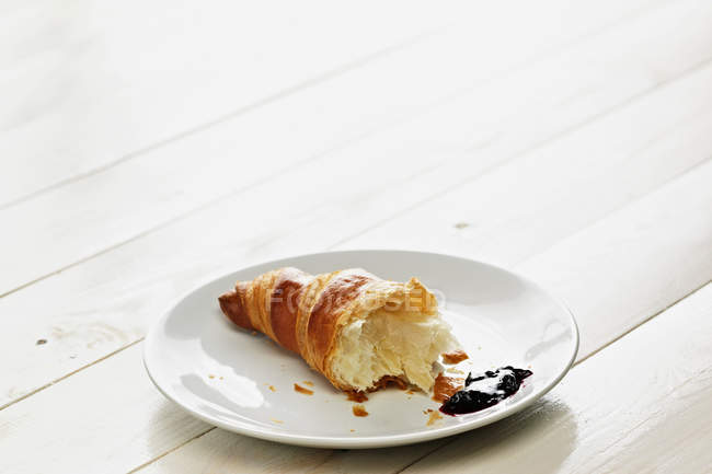 Croissant mezzo mangiato — Foto stock