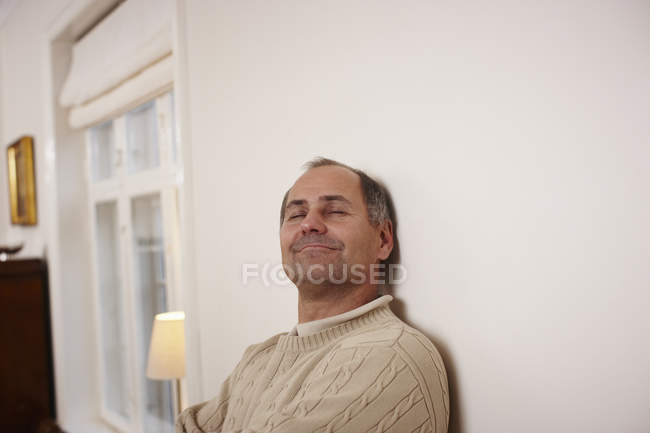 Hombre mayor relajándose en casa - foto de stock